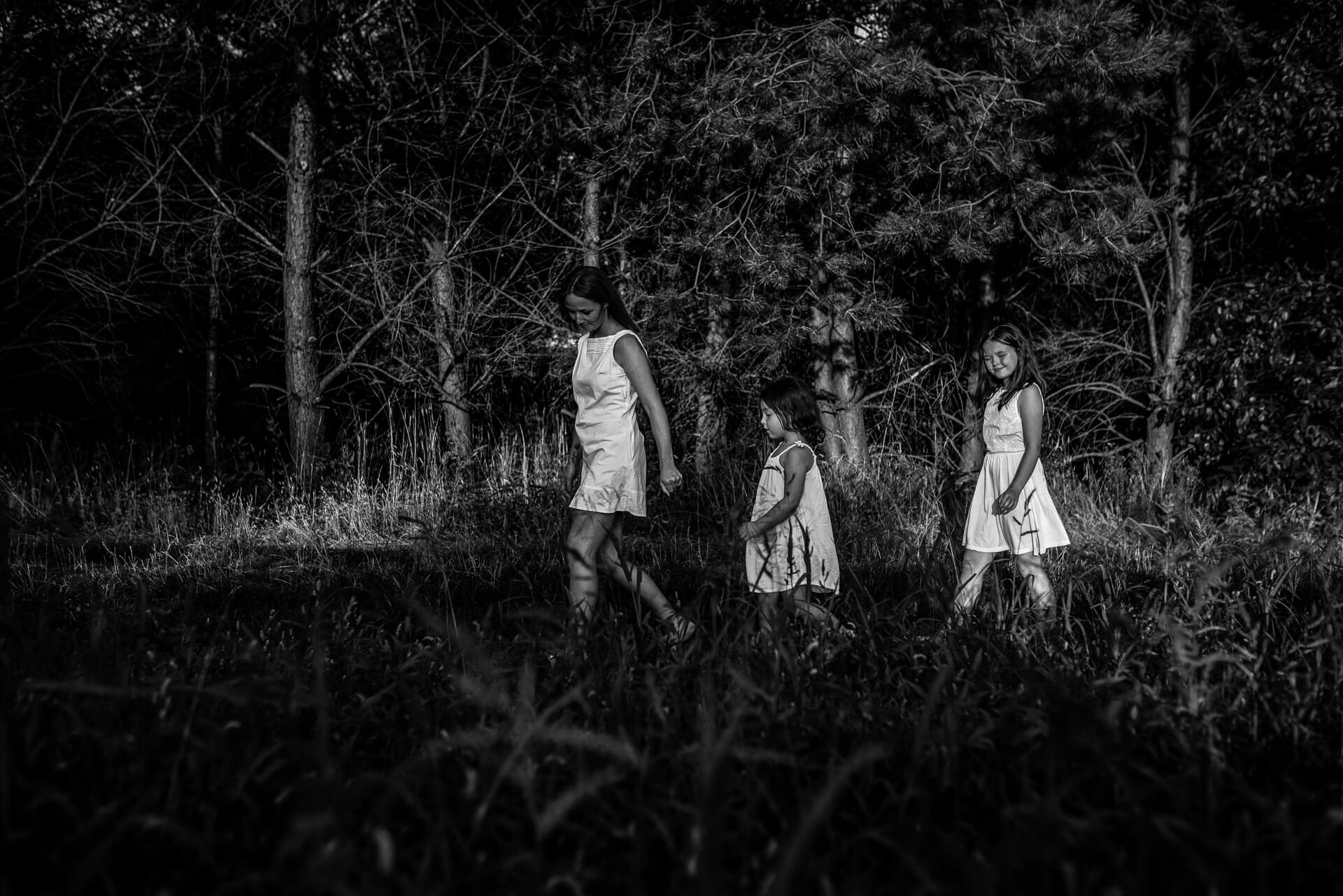 Kobieta i dwie dziewczynki w lesie
