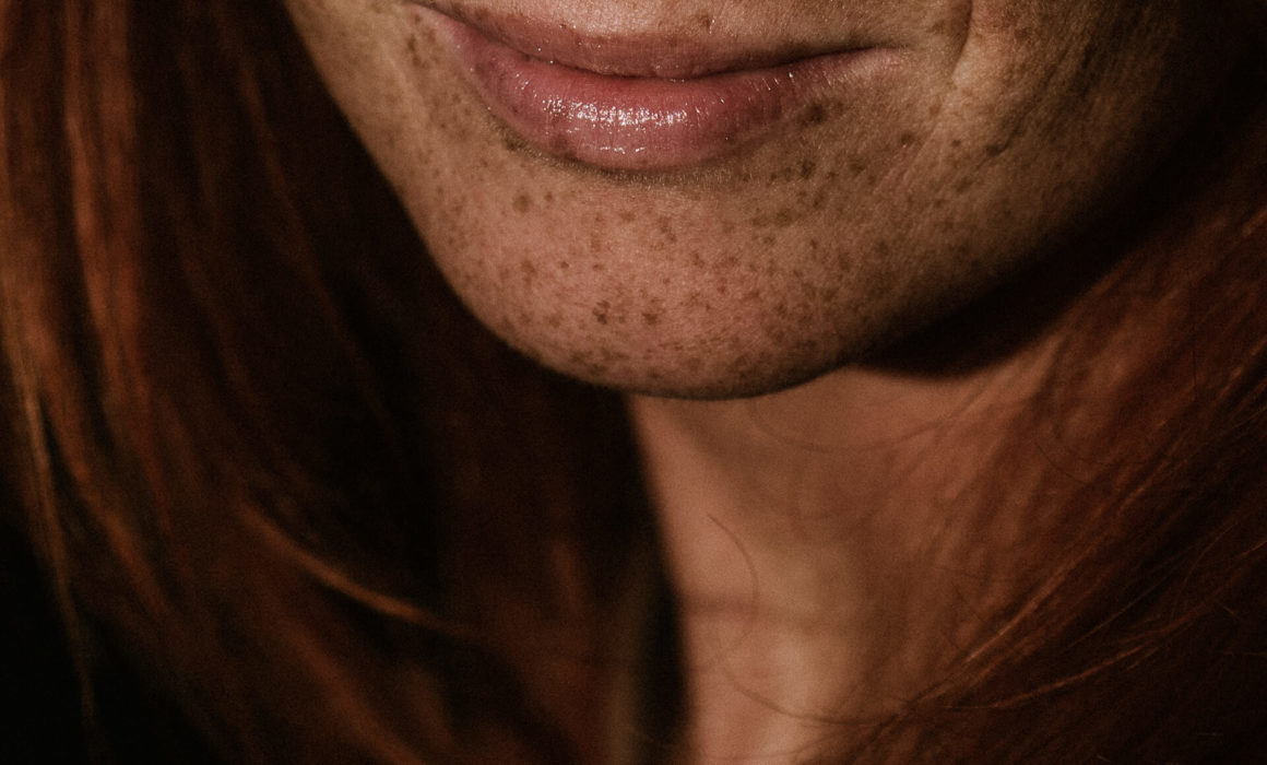 fragment twarzy kobiety, usta, piegi