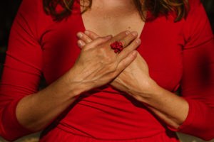 ręce złożone na klatce piersiowej